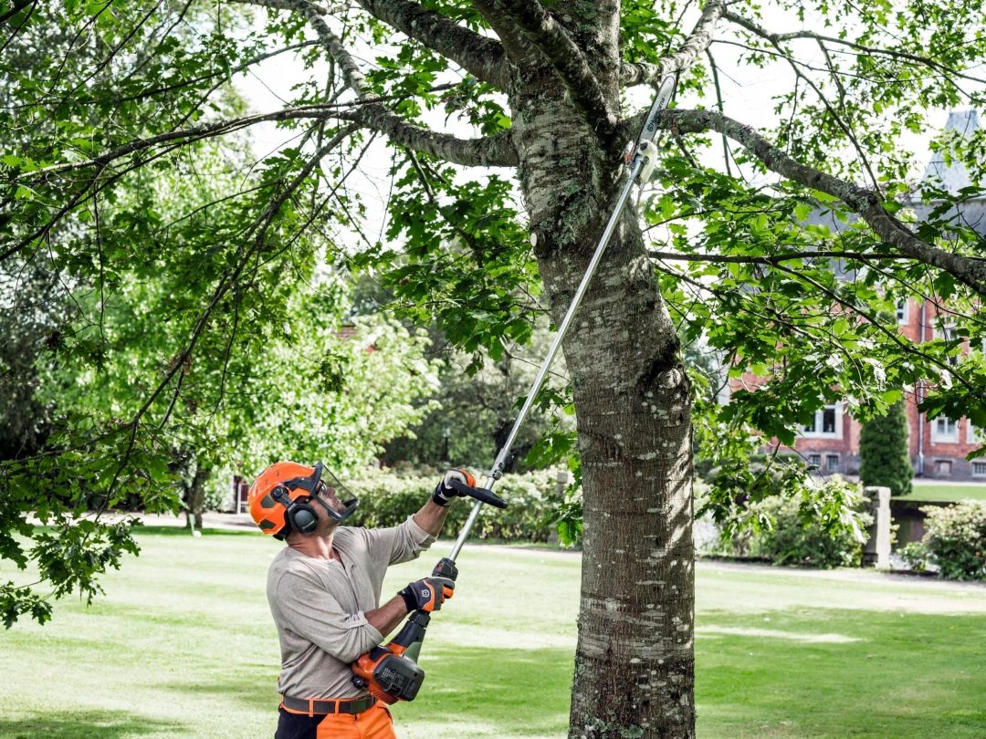ZenVora 28cc 2-Cycle 20-Inch Straight-Shaft Gas String Trimmer with Attachment and Edger Capability