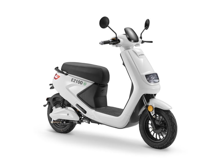 ZenVora 2000W 60V Electric Scooter – 45 km/h Top Speed, 71 km Range, 2-Seater Mokick